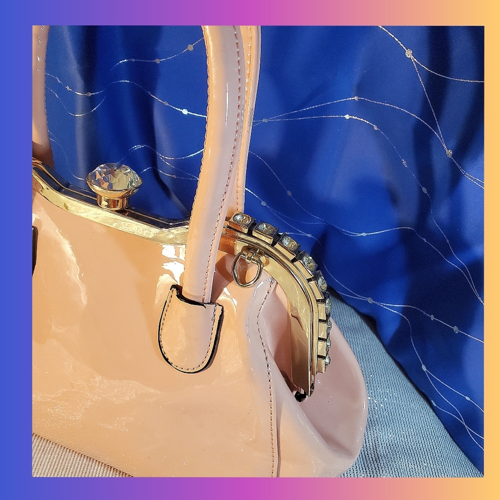 Elegant Handbag with a Vintage-Syle Metal Frame and a Crystal Closure - Picture 4 of 13